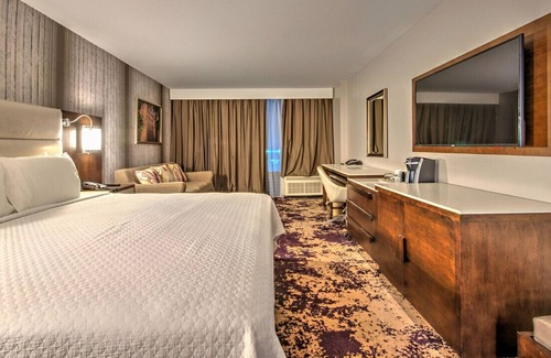 US 290 House | Gorgeous Room w/ Modern Design & Private Balcony