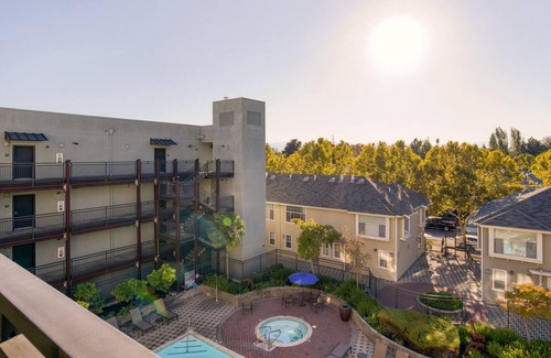 San Jose Apartment | Gorgeous San Jose 1BR w/W/D, Gym & Pool, nr Caltrain, by Blueground