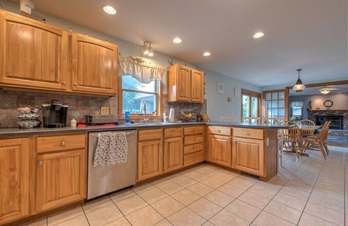 Point Judith House | Gorgeous Sandhill Cove Vacation Home!