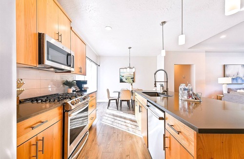 Meridian House | Gorgeous & Secluded 3BR 2BA Getaway by The Village