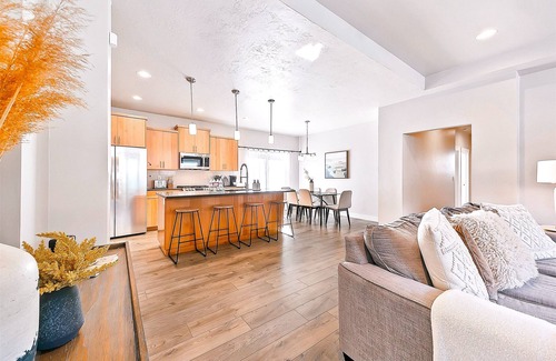 Meridian House | Gorgeous & Secluded 3BR 2BA Getaway by The Village