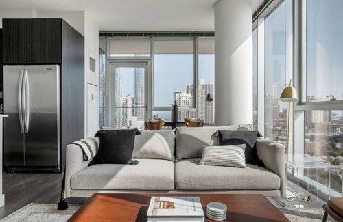 Printers Row Apartment | Gorgeous South Loop 2BR w/Jacuzzi & Rooftop, nr Colleges, by Blueground
