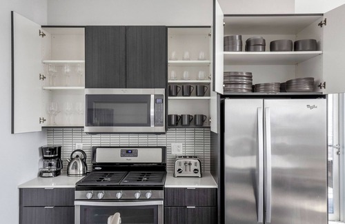 Printers Row Apartment | Gorgeous South Loop 2BR w/Jacuzzi & Rooftop, nr Colleges, by Blueground