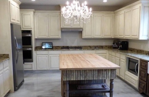 Summit House | Gorgeous Stately Home with Cascading Oaks