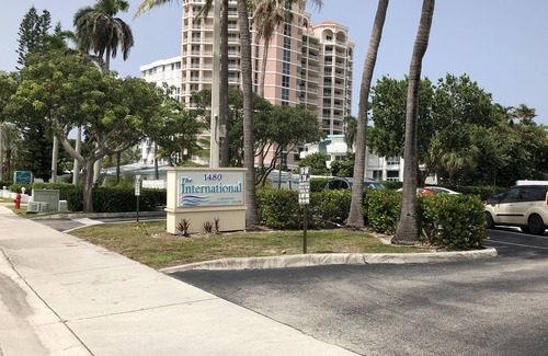 Lauderdale-by-the-Sea Apartment | Gorgeous studio steps from the sand