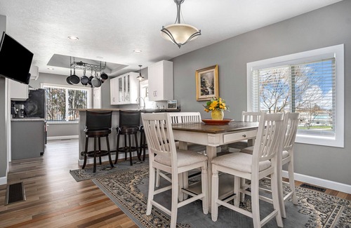 Lakeside House | Gorgeous, stylish Muskegon Home - in wonderful Lakeside District!