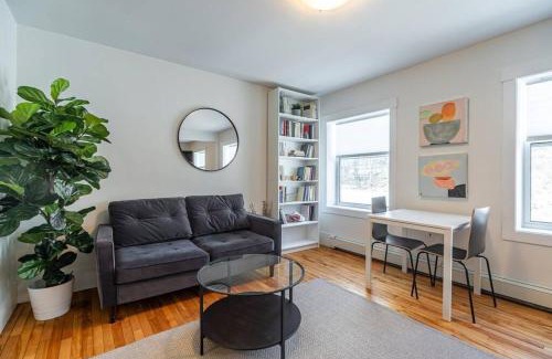 Bedford Apartment | Gorgeous & Sunny Executive Suite #102