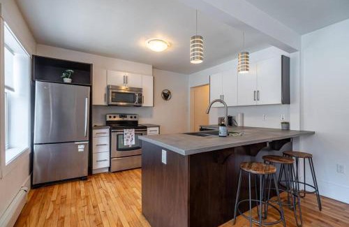 Bedford Apartment | Gorgeous & Sunny Executive Suite #102