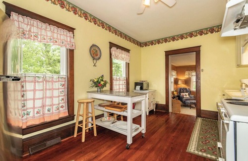 Ashtabula House | Gorgeous Sunsets at this 5 bedroom Lakeside Retreat - Pearl Beach Lakehouse