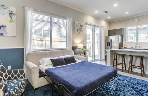 South Arlington Villa | ❤️Gorgeous Super Clean Blue Villa Sleeps 4 + Parking + Wifi DISCOUNTED PRICE!