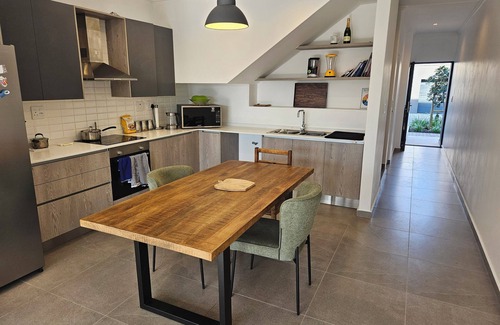 Cape Town House | Gorgeous & tasteful La Serena Magnifique family home close to Big Bay beach