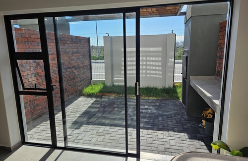 Cape Town House | Gorgeous & tasteful La Serena Magnifique family home close to Big Bay beach