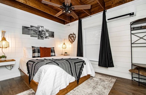 Newnata Cabin | Gorgeous Treehouse Style Cabin!