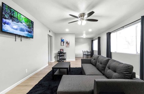 Las Vegas House | Gorgeous Two Bedroom! Sleeps 6! Close to Strip!