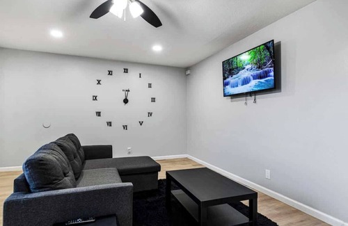 Las Vegas House | Gorgeous Two Bedroom! Sleeps 6! Close to Strip!