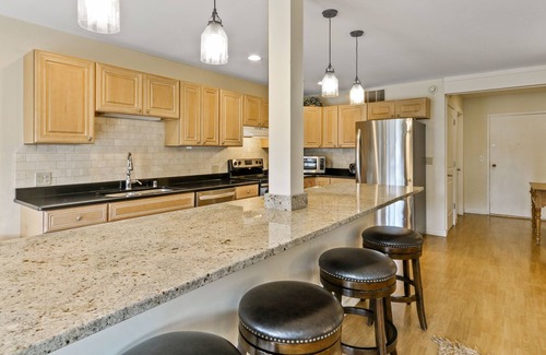 Fontana-on-Geneva Lake Condo | Gorgeous Main Floor Condo w/Pool Fontana near Geneva Lake