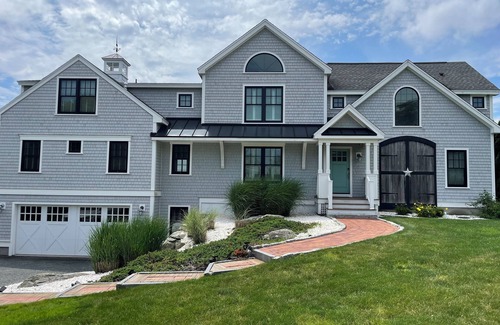 Newport East House | Gorgeous Views, Just Minutes From First Beach!