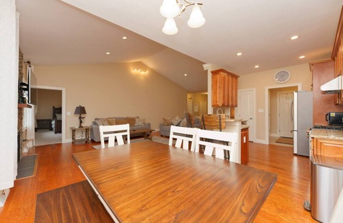 Round Lake House | Gorgeous Views of Round Lake, Minutes to Saratoga