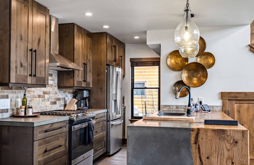 Estes Park Cabin | Gorgeous Views! Two large Patios, Jacuzzi, Indoor/Outdoor Fireplace