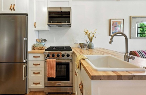 Lower Arapahoe Apartment | Gorgeous Vintage Charm/Steps from Trailhead/Ideal for Longer Stays
