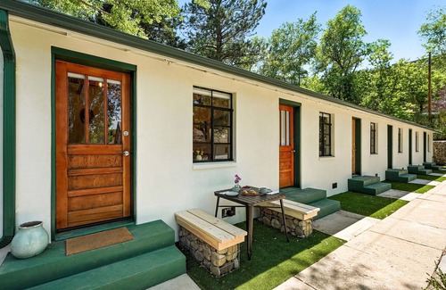 Lower Arapahoe Apartment | Gorgeous Vintage Charm/Steps from Trailhead/Ideal for Longer Stays