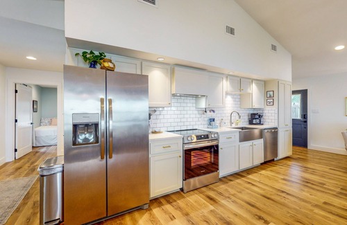 Fort Walton Beach House | Gorgeous waterfront coastal cottage with dock, Wifi, & private washer/dryer