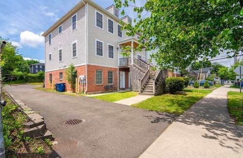 New Haven House | Gorgeous Waterfront 3 Bedroom, 1.5 Bathroom Unit.