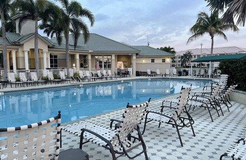 Tropical Cove Condo | Gorgeously remodeled Lexington CC first floor Golf condo