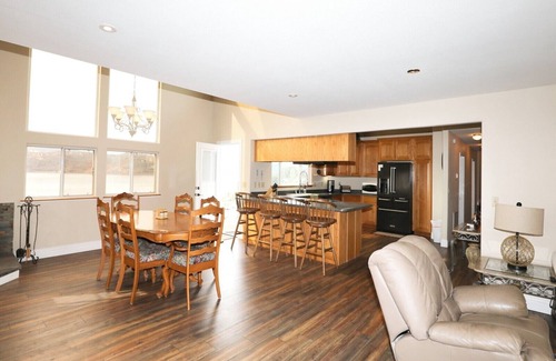 Clearlake House | Gorguous and spacious home with panoramic views in Clearlake.