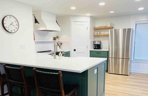 Lake Goodwin House | Gough Cottage · *New* Cozy Lakefront Cottage - Hot Tub!
