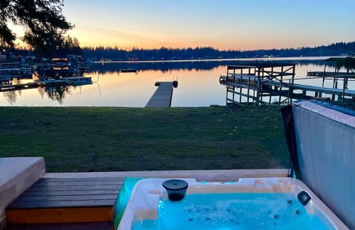 Lake Goodwin House | Gough Cottage · *New* Cozy Lakefront Cottage - Hot Tub!