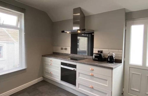 Mumbles Apartment | Gower Place Heart of Mumbles | Sleeps 2 | Near Beach | Oystermouth Castle | Wifi