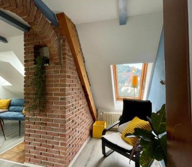 Prag Apartment | Grüner Wohnen im Alten Schulhaus