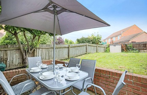 Milton Keynes House | Grace House City Centre Location Driveway Parking, Pool Table and Sky TV