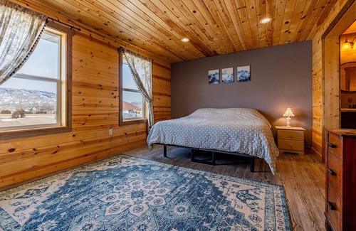 Cody House | Grace's Getaway- Panoramic mountain views, pet friendly