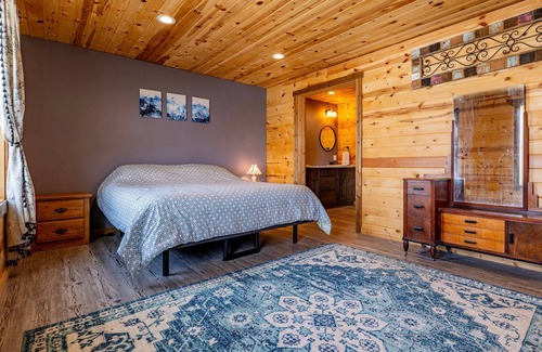 Cody House | Grace's Getaway- Panoramic mountain views, pet friendly