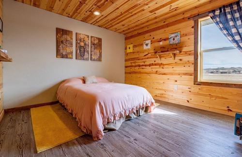 Cody House | Grace's Getaway- Panoramic mountain views, pet friendly