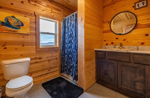 Cody House | Grace's Getaway- Panoramic mountain views, pet friendly
