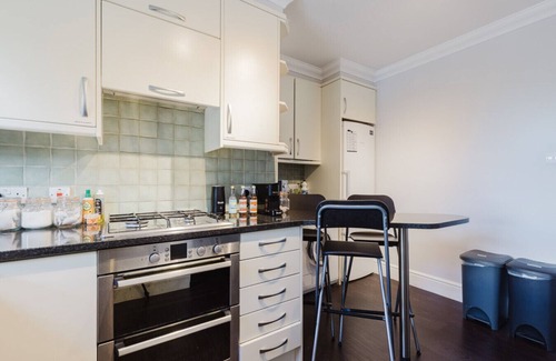 Tring House | Grace`s Guesthouse 68a