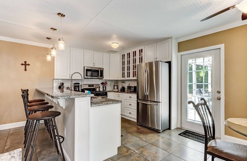 Orange Park House | Graceful Southern Guesthouse + outdoor living area