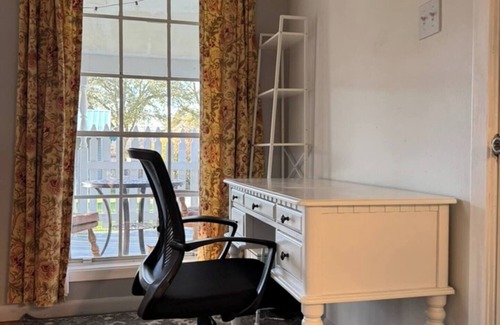 New Iberia Cottage | Graceful studio cottage