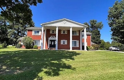 Madisonville House | Graceland 5 Star