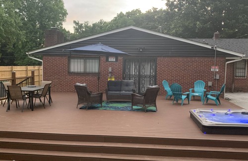 Whitehaven House | Graceland is a 2 minute drive away! 🔥Hot Tub🔥