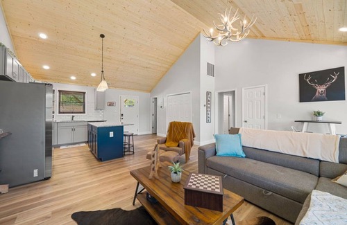 Franklin House | Graceland Mountain Retreat | Secluded Mountaintop Home on 10 Acres