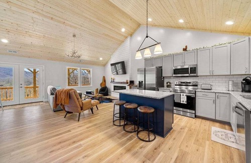 Franklin House | Graceland Mountain Retreat: Secluded 10-Acre Retreat w/Mountain Home + Luxury RV