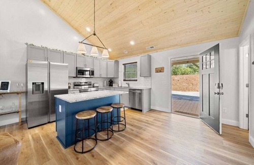 Franklin House | Graceland Mountain Retreat: Secluded 10-Acre Retreat w/Mountain Home + Luxury RV