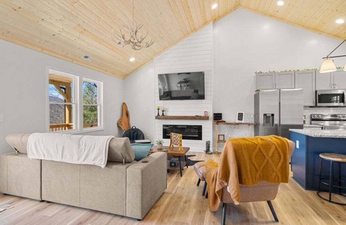 Franklin House | Graceland Mountain Retreat: Secluded 10-Acre Retreat w/Mountain Home + Luxury RV