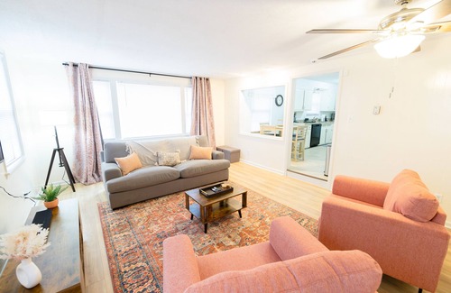 Whitehaven House | Graceland Retreat with Sun Room & Pool Table