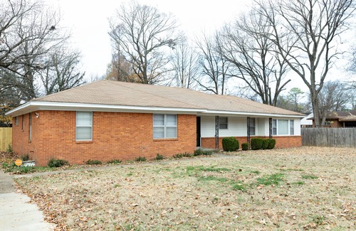 Whitehaven House | Graceland Retreat with Sun Room & Pool Table