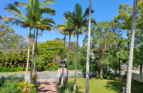 Eagleby Apartment | Gracelands Huge one bedroom apartment(left wing). One large Queen bedroom,